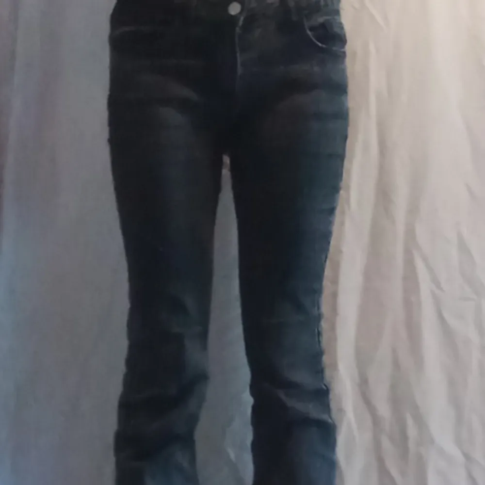 Gråa lågmidiade byxor i storleken xs. Dom är i bra skick och har inte använt dom så många gånger.(anledningen varför jag inte vill ha dom e för att dom är lite stora på mig och att dom är lite stora i längden även). Jeans & Byxor.