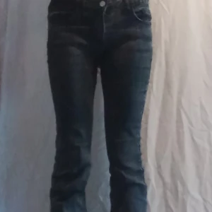 Snygga mörk gråa lågmidiade byxor!🤍 - Gråa lågmidiade byxor i storleken xs. Dom är i bra skick och har inte använt dom så många gånger.(anledningen varför jag inte vill ha dom e för att dom är lite stora på mig och att dom är lite stora i längden även)