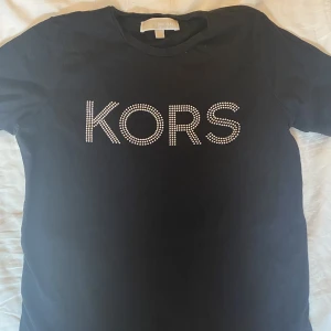 Michael Kors T-shirt - Knappt använd!!
