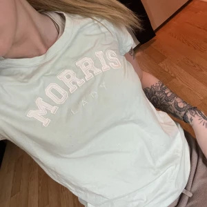 Morris t-shirt - En snygg mintfärgad Morris tröja🤍  Endast använd vid provning. Det finns en liten fläck under y:et men syns knappt