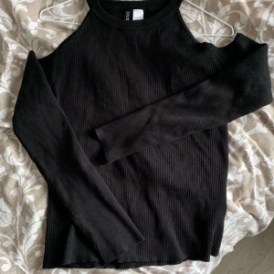 Fin tröja  - Stickad tröja från hm, gullig att ha i garderoben för olika typer av platser att ha på sig den på tex middag, skola eller fester 🎶🖤