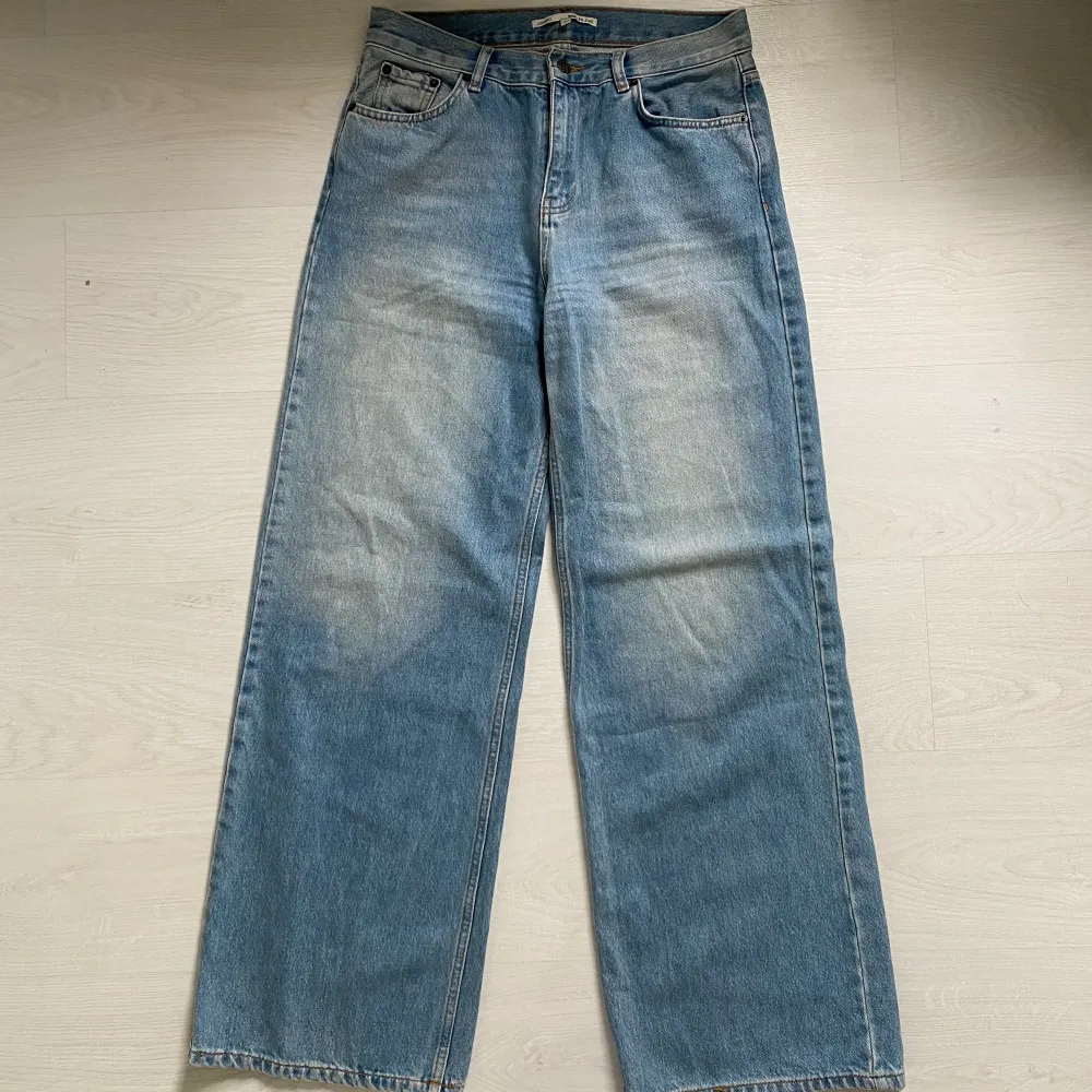 Säljer dessa nästan oanvända jeansen ifrån Junkyard i storlek 30!🩵. Jeans & Byxor.