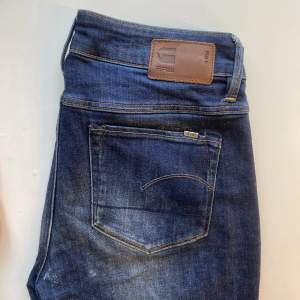 Marinblåa jeans från G-star, kollektion Raw. Istorlek 26/32 (waist/length). Dem är i mycket fint skick, tyvärr är dem för små för mig.
