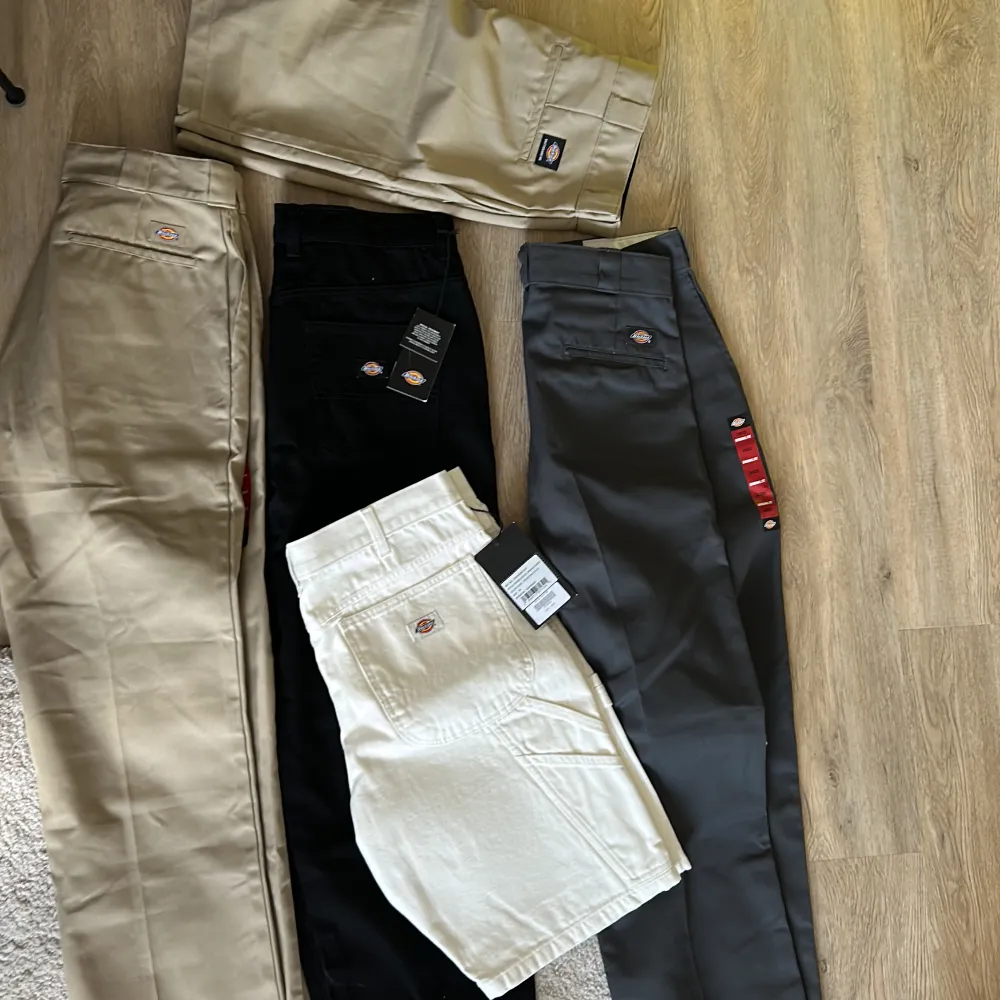 Helt oanvända Dickies kläder (prislappen kvar)!❤️  Vid frågor så kontakta gärna mig❤️ . Jeans & Byxor.