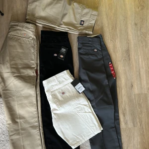 Dickies byxor, jeans & shorts prislappen kvar! - Helt oanvända Dickies kläder (prislappen kvar)!❤️  Vid frågor så kontakta gärna mig❤️ 