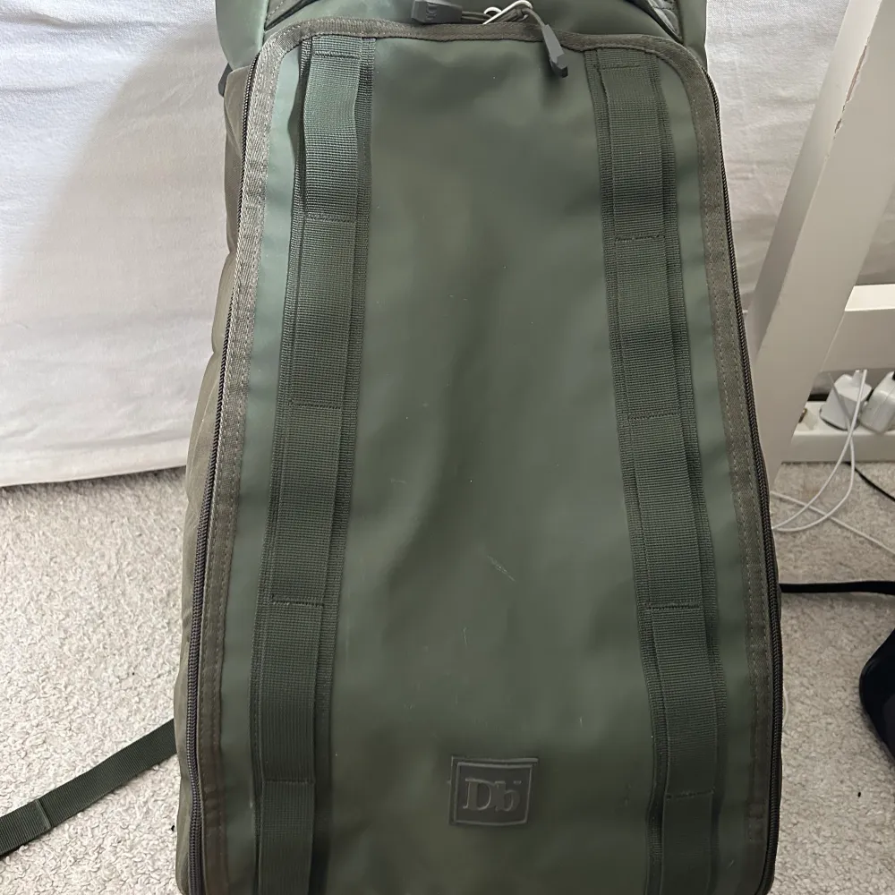 Douchebag i militärgrönt köpt för ca 2 år sen, sparsamt använd och i bra skick, storlek: 30liter. . Väskor.