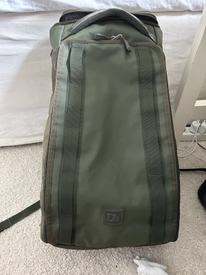 Douchebag - Douchebag i militärgrönt köpt för ca 2 år sen, sparsamt använd och i bra skick, storlek: 30liter. 