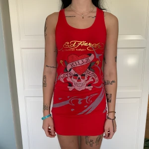 Ed Hardy  - Ed Hardy klänning/ topp. Funkar jättebra med typ jeans under också! Storlek xs/s skulle jag säga. Fina skick men tappat några stenar. 140