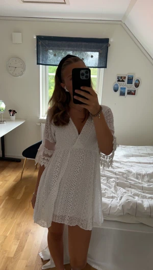 Vit klänning - Jag säljer denna super söta vita klänning jag köpte på en marknad i Spanien. Tyvärr var den lite för kort för mig som är 173cm. För övrigt skulle jag säga att den sitter som en S. Jag har aldrig använt den och lappen sitter kvar💗