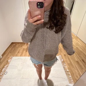 Stickad hoodie - Säljer denna snygga stickade hoodien, perfekt till hösten! Storlek xs men passar även s/m