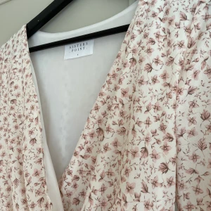 Långklänning från Bubbleroom - En fin långklänning med band i midjan i Strl S. Använd en kväll. 