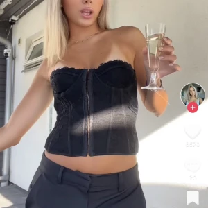 Corset topp - Säljer min jätte fina corset topp! Endast använd 1 gång’