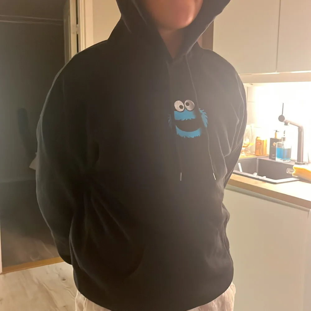 Det här är min hoodie med ett kakmonster på den är i jätte bra skick och bara använd ett fåtal gånger . Hoodies.