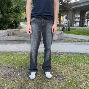 Snygga Grå diesel jeans. Är 184 cm och de är i väldigt bra skick. Fler bilder och mått kan skickas.