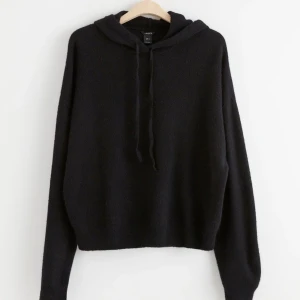 Stickad hoodie Lindex  - Säljer denna slutsålda hoodie från lindex. Har blivit lite nopprig, därav priset (köpt för 350)💗💗