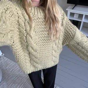 Oversized stickad tröja  - Denna är i fint skick, använd fåtal gånger   Nypris 550kr 🫶🏼