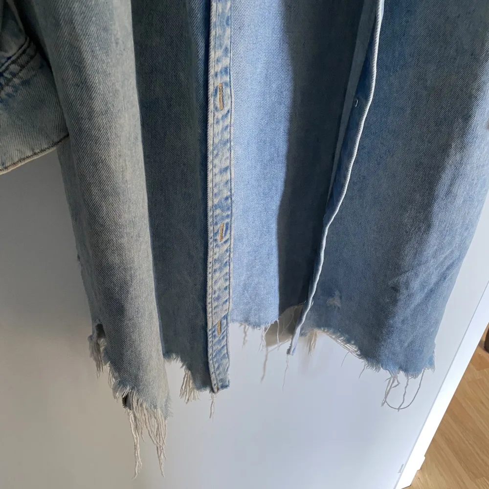 Lång jeans shorta kappa detaljer sliten . Tröjor & Koftor.