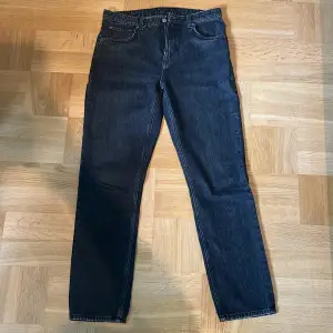 Svarta Seattle jeans, straight leg från weekday