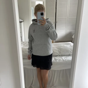 Hoodie - Grå hoodie från Margaux Dietz kollektion men köpt på kidsbrandstore. Storlek 176 och sitter som en s/m.