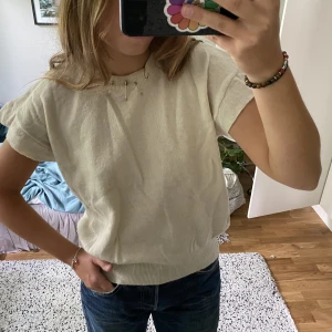 Stickad topp - Stickad topp i ULL❤️💕säkerhetsnålar vid kragen, så himla cool men sofistikerad på ett sätt! Köp. Färg = benvit