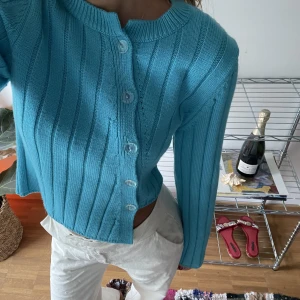 Stickad kofta - Blå kofta från asos! Bra tyg som är skönt att ha på sig. Nyskick! 