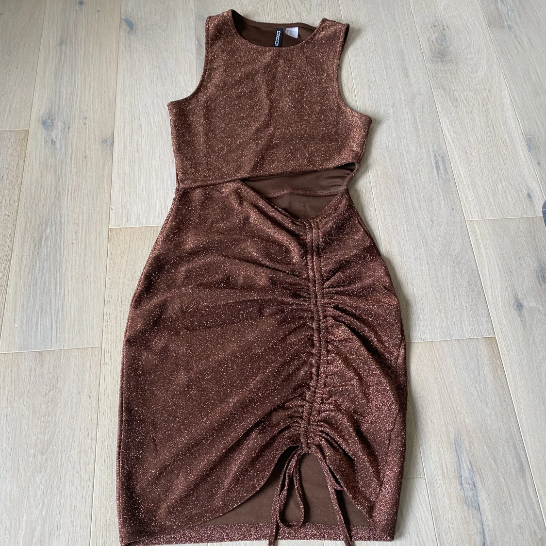 Brun glittrig klänning 