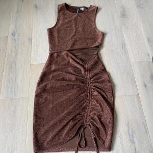 Brun glittrig klänning  - Klänning från Hm