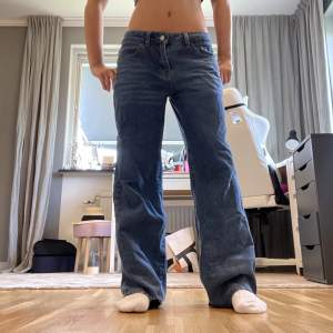snygga jeans passar perfekt till allt 💗💗 nedklippta längst ned