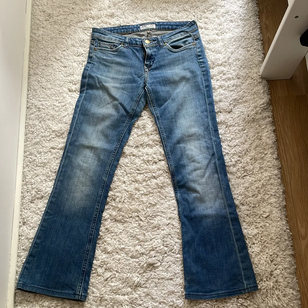 lågmidjade lee jeans, säljer pågrund av att de är för korta för mig❤️pris kan diskuteras. Jeans & Byxor.