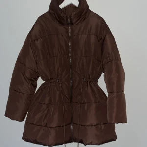 Monki PufferJacka   - Köptes förra vintern. Knappast använd förutom ett par gånger. Inga defekter. Kan justeras vid midjan. Storlek M. Väl isolerande under vintern. Kontakta gärna för mer info. Pris kan diskuteras. Shipping/meet up kan diskuteras. Nypris: 700 kr. 