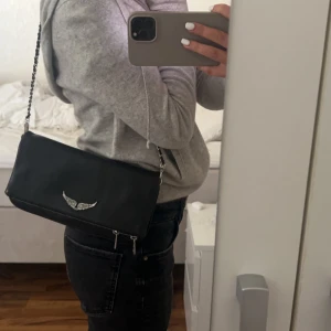 Zadig väska - Zadig & Voltaire väska, köp på Jackie i Täby Centrum för 3 265kr. Den är använd men ser nu ut eftersom jag varit försiktig med den. Det är den stora modellen i svart. Dustbag ingår