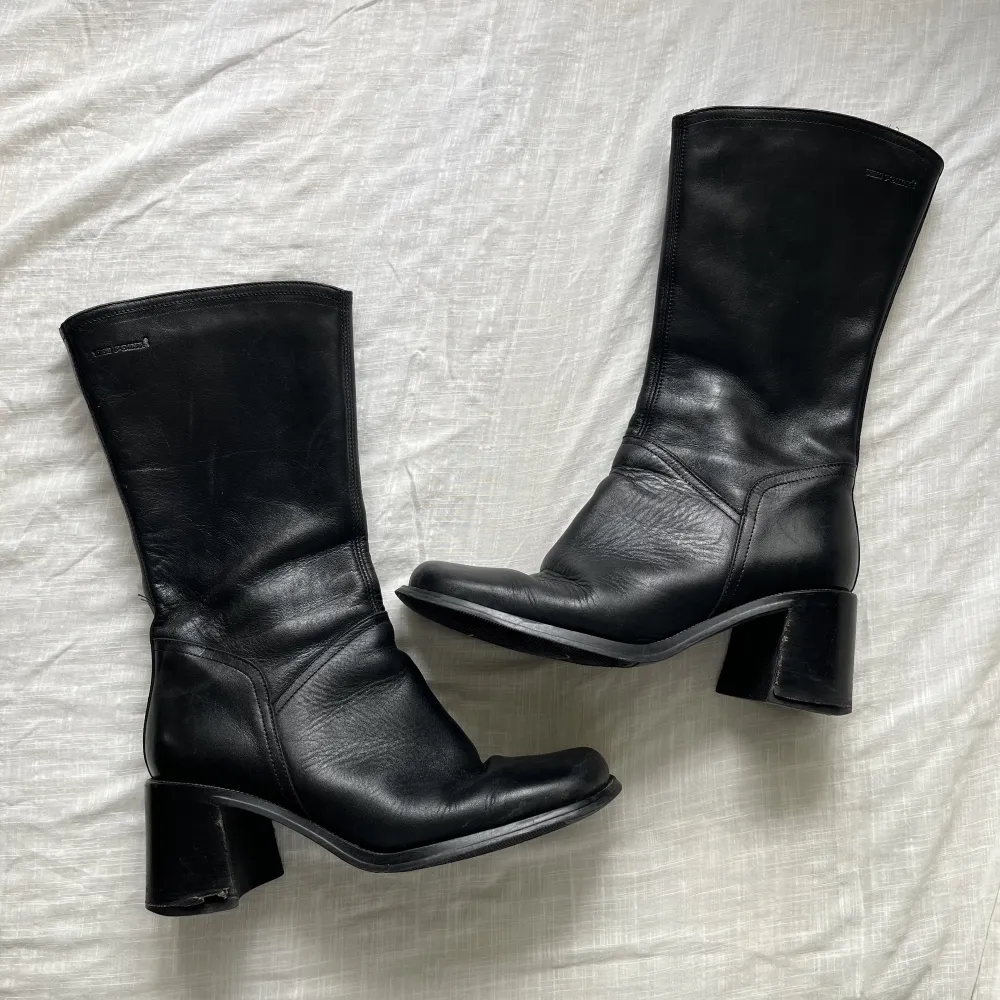 Älskade dessa men nu är de lite för små.. Så snygga boots med square toe ❤️‍🔥Möts upp på Söder, fraktar ej. . Skor.