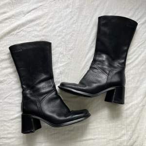 Älskade dessa men nu är de lite för små.. Så snygga boots med square toe ❤️‍🔥Möts upp på Söder, fraktar ej. 