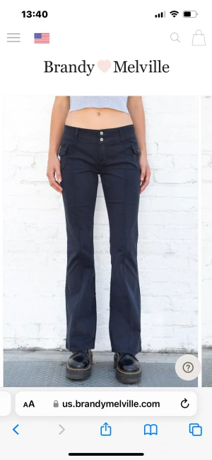 Snygga brandi Melville Low waist byxor  - Jättesnygga Low waist byxor i nytt skick som en kommer till användning