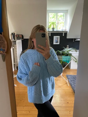 Blå stickad tröja - Blå stickad tröja i typ handduks material, inte frotté, men inte heller vanligt stickat, egen stickad, inga defekter!