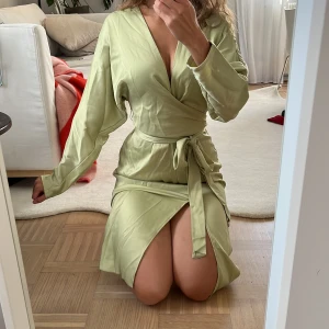 Klänning  - Bekväm klänning som behöver ett nytt hem! Ljusgrön färg, passar till examen🎉knappt använd 🙏🏼