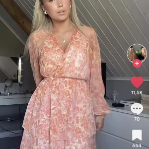 Klänning - Jättefin klänning från new yorker, slut i storlek 34. Använd 1 gång