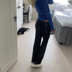 Lågmidjade paljettbyxor  - Så sjukt snygga lågmidjade paljettbyxor från gina, endast använda en gång❤️ jag är 175