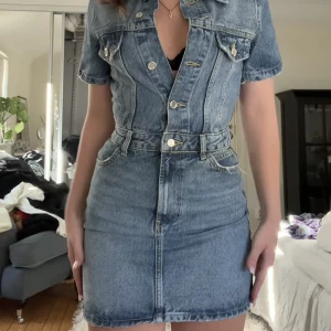 Klänning - Säljer denna superfina jeansklänning ifrån zara! Säljer för att jag inte fått användning av den! Den är sprillans ny och inga defekter! Har endast prövat!💞💘