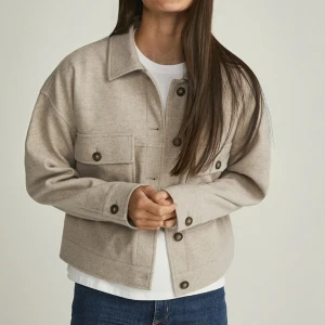 Höst jacka - Säljer denna sjukt snygga jackan som är perfekt nu till hösten, endast testad och set helt ny ut💞köpt gör 799kr Hör av dig om det skulle vara något💞