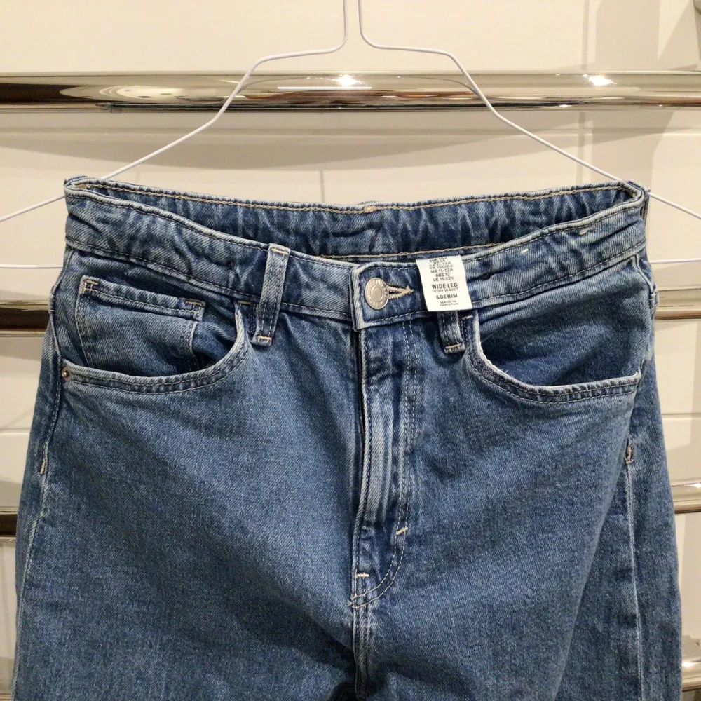 Supersnygga wide leg jeans från H&M!😻💘 Använda 2 ggr bara! 💞💐Inga defekter🌸 Storlek 152🫶🏼🫶🏼🫶🏼 . Jeans & Byxor.
