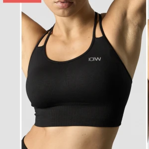 ICIW sport-bh  - Fint skick, i modellen define seamless sport bra. Uttagbara inlägg