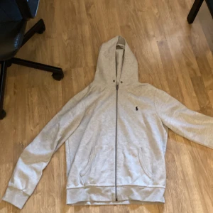 Ralph lauren zip tröja - Tröjan är i bra skick förutom att snörerna är söndriga så har tagit bort dom pris går att diskutera