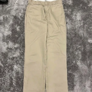 Dickies byxor  - Byxorna är alldrig använda pågrund av fel storlek. Meddela vid frågor eller intresse !
