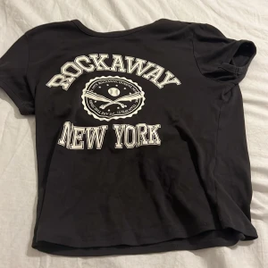 T shirt!🫶🏼🫶🏼 - Säljer nu denna t-shirten från hm! Den är i storlek L men passar även M! Köpte för runt 120, säljer för 70💞