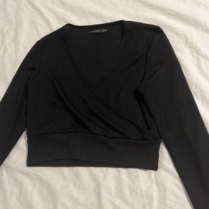Fin topp!😻😻 - Säljer en festlig topp!  Vet ej storleken men skulle gissa på m/s! Köpte den här på Plick men säljer den nu vidare för att den ej  var min stil💞