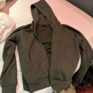 Peak performance hoodie  - Använt tröjan 2-3 ggr pågrund av att den är för liten. De är xl men passar L också Ny pris är 1250kr mitt pris är 400 kr. Om du ej är nöjd med pris kom med bud. Du står för frakten. 