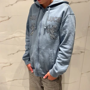 Rhinestone zip hoodie - Hejsan! Säljer min feta Bling Lucid tröja. 9/10 skick Dock så är de 1 liten fläck på varje Axel men syns inte om man har luva!  Storlek S men passar M. Han på bilden är 175. Mitt pris: 499kr (Nypris runt 700kr) Hör av er vid minsta fundering! Mvh, Nisse:)