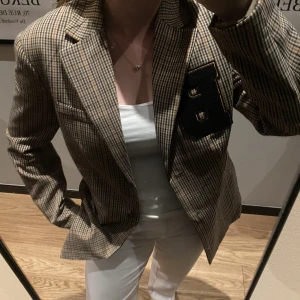 Kavaj/blazer från HM - Fin rutig kavaj från HM, använd fåtal gånger och inga defekter 🤎nypris 499kr, mitt pris 120
