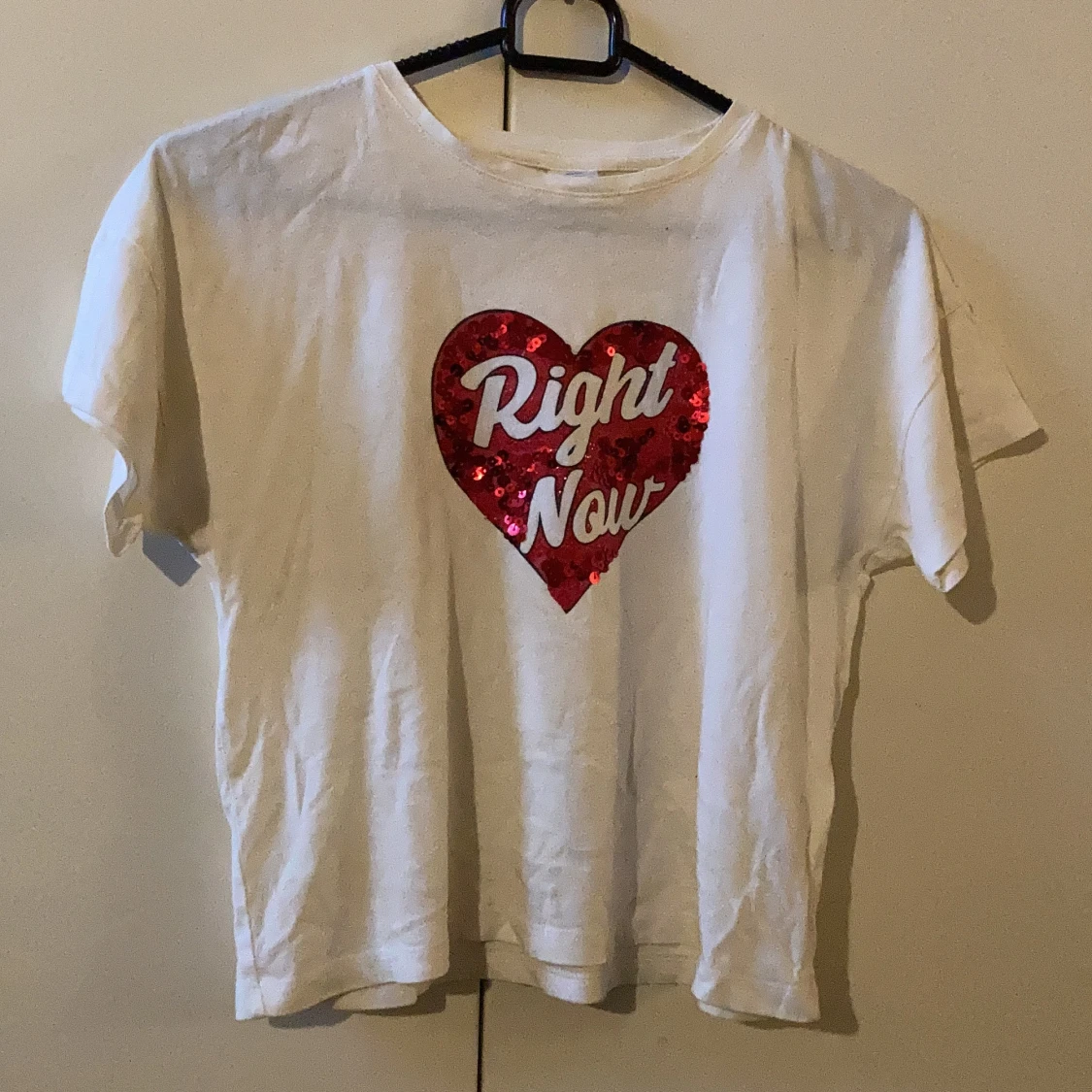 Vit t-shirt med rött hjärta ”right now”